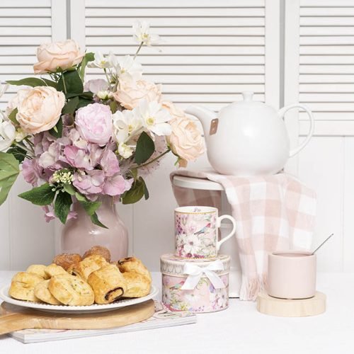 Mug and box set decorated with the Eiffel Tower and roses